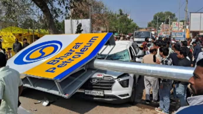 Samajwadi Party Leader Killed as High Mast Pole Falls on Moving Car in UP